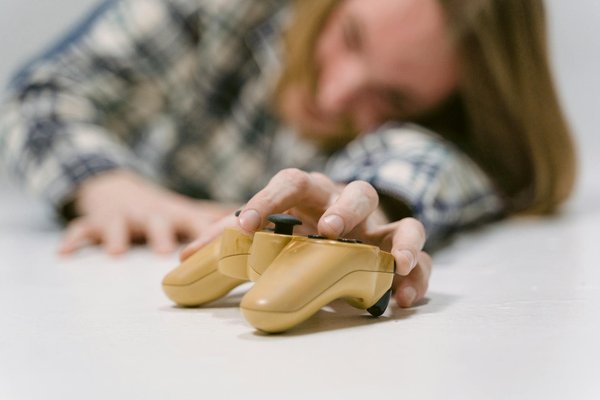 What are the optimal settings for a 144Hz monitor on an Alienware m15 R3 for competitive gaming?